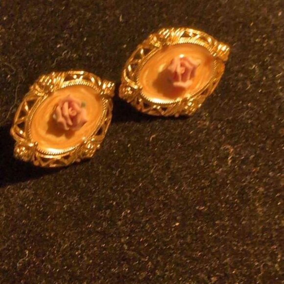 Vintage Rose Brooch & Earrings Avon                   Blue Bin # 68 - Picture 5 of 7